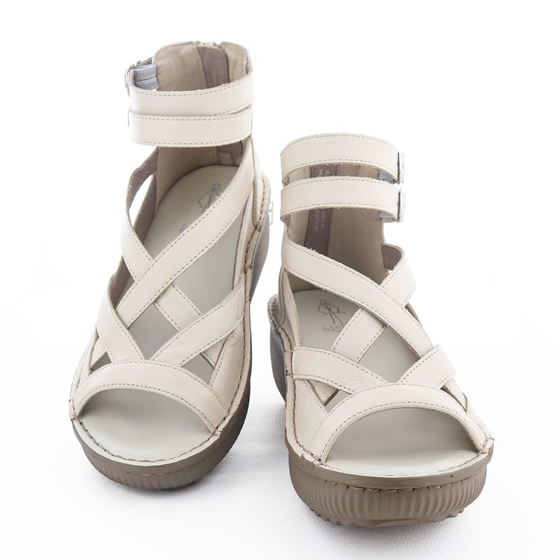 直線的なストラップ使いでほんのりモードな雰囲気