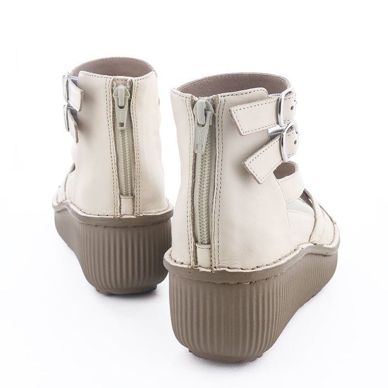 スタイルアップと歩きやすさを両立した厚底ソール