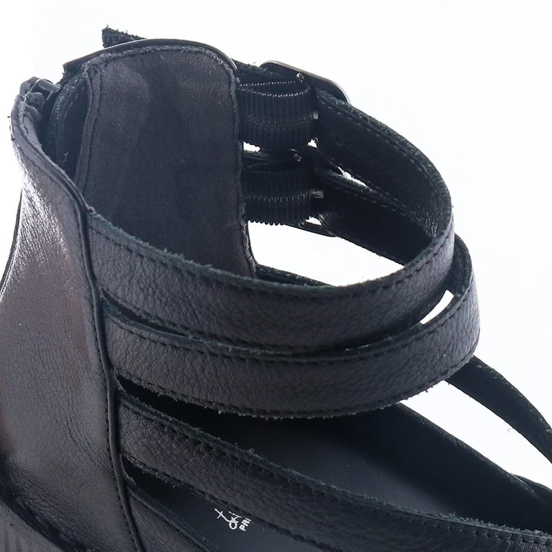 足首ベルトは裏ゴム仕様で足の動きを妨げません