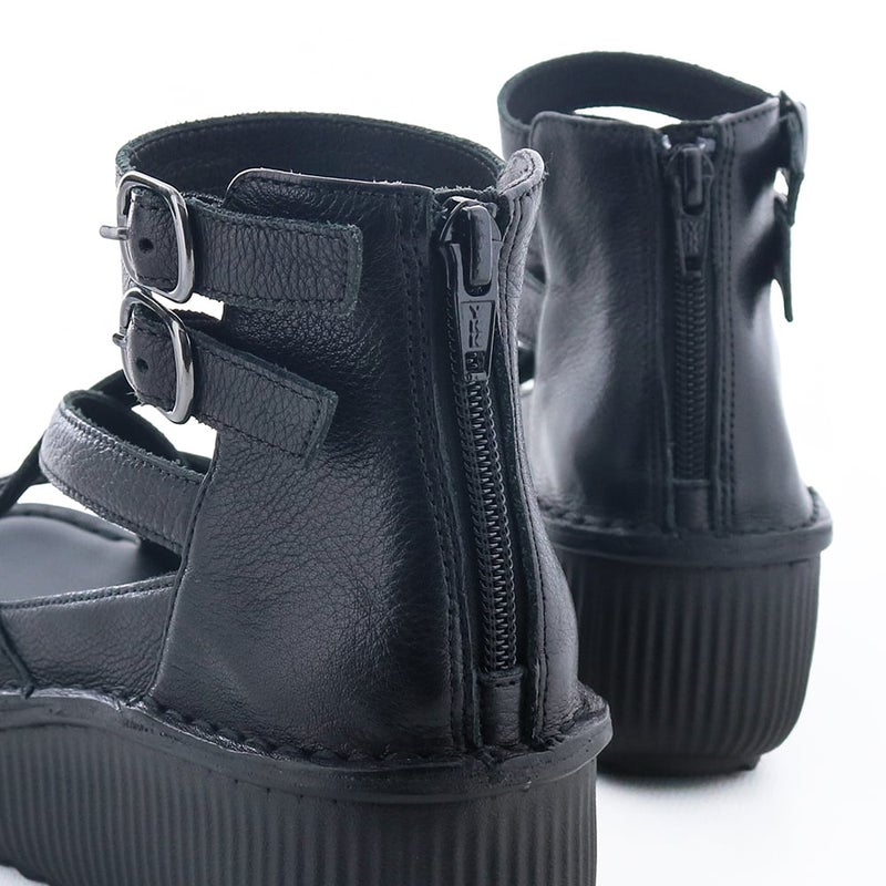 バックファスナーで着脱もスムーズです