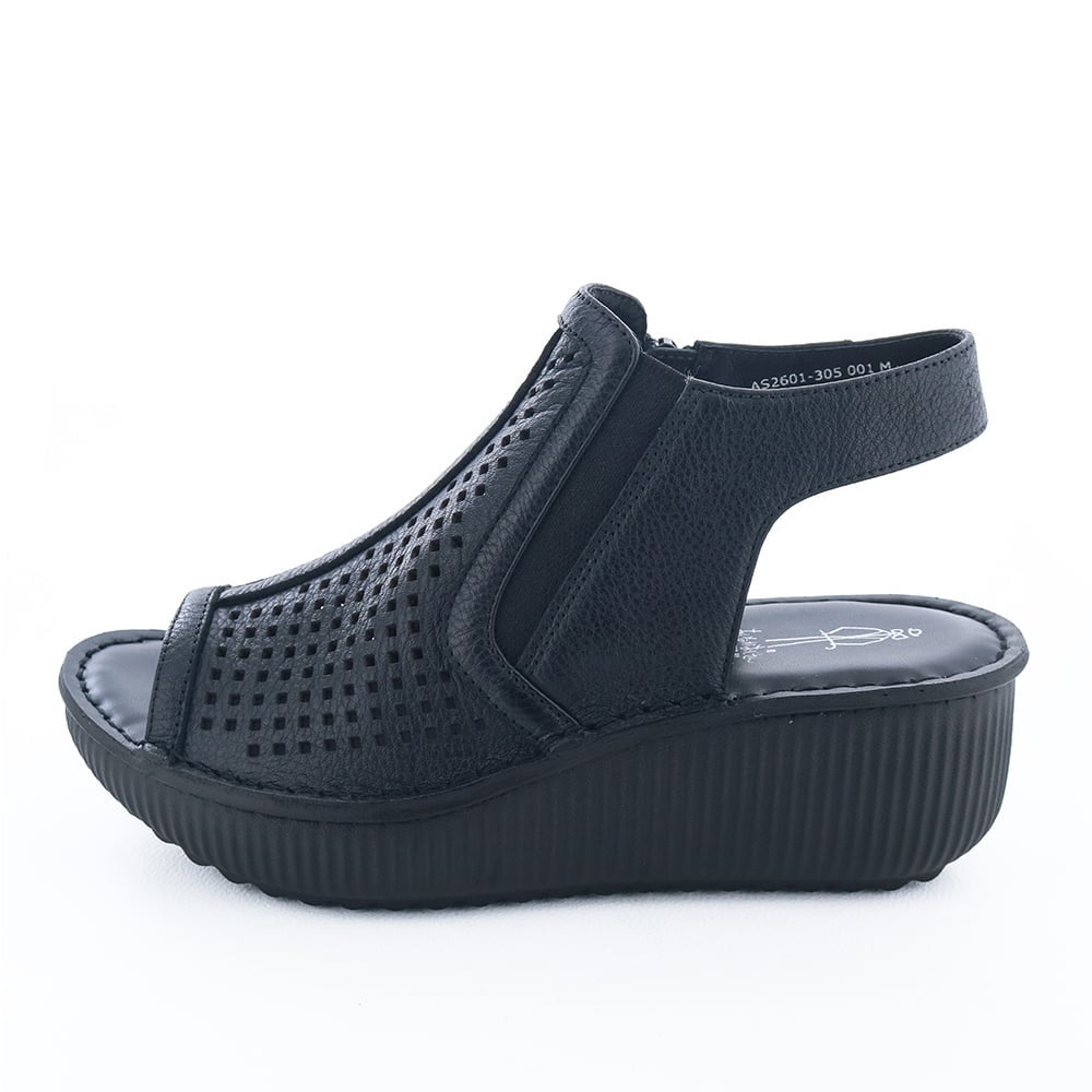 パンチングデザインが涼し気なカバードサンダル