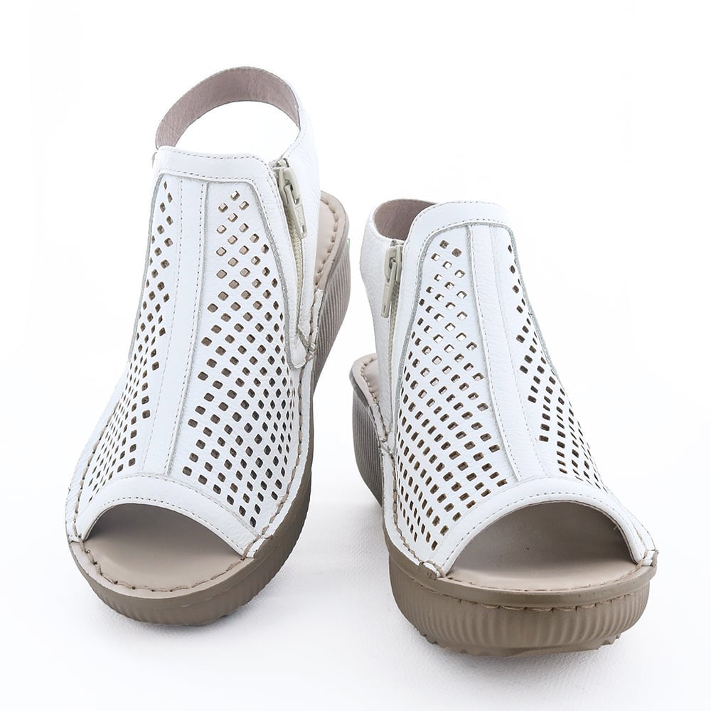 甲をすっぽり覆うデザインで肌の露出が少なめなのが嬉しい