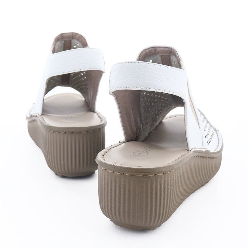 スタイルアップと歩きやすさを両立した厚底ソール