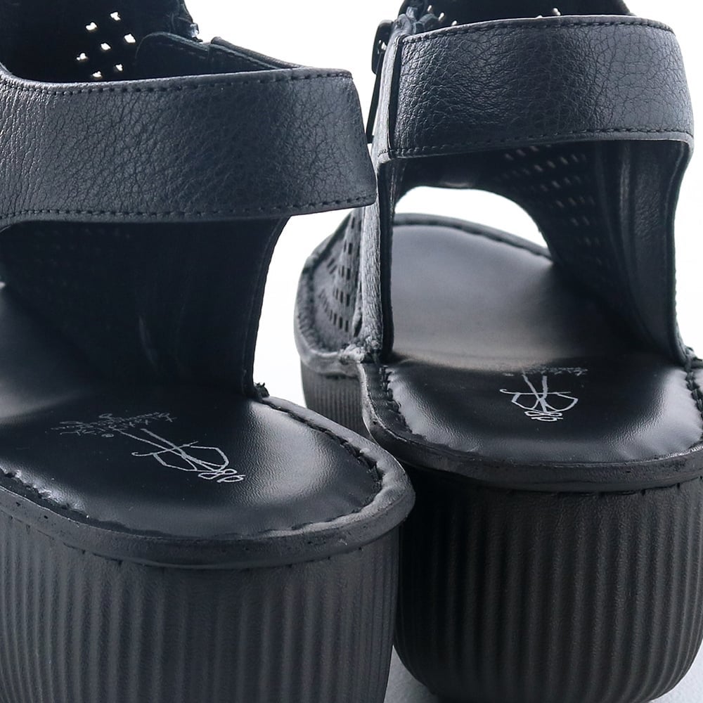 インソールにはクッションを効かせ、ふかふかな履き心地