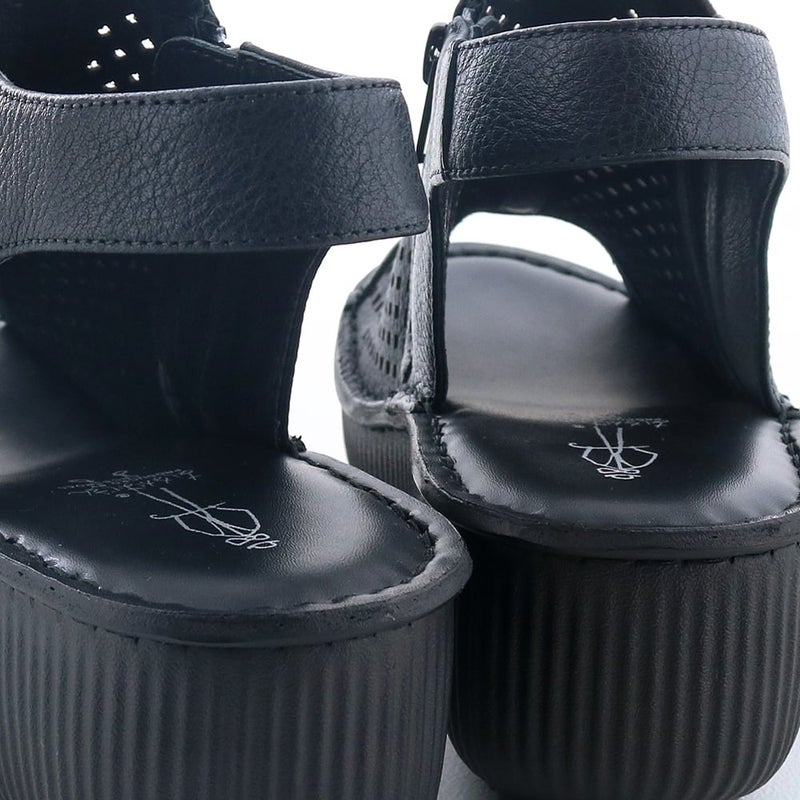 インソールにはクッションを効かせ、ふかふかな履き心地