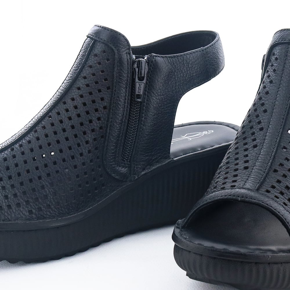 内ファスナー付きで着脱もしやすくなっています