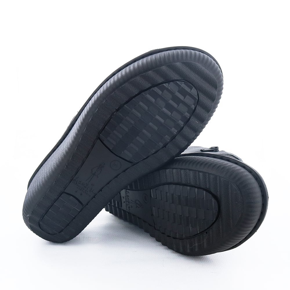 ソール全体に厚みがありヒール傾斜は3.0cmほど