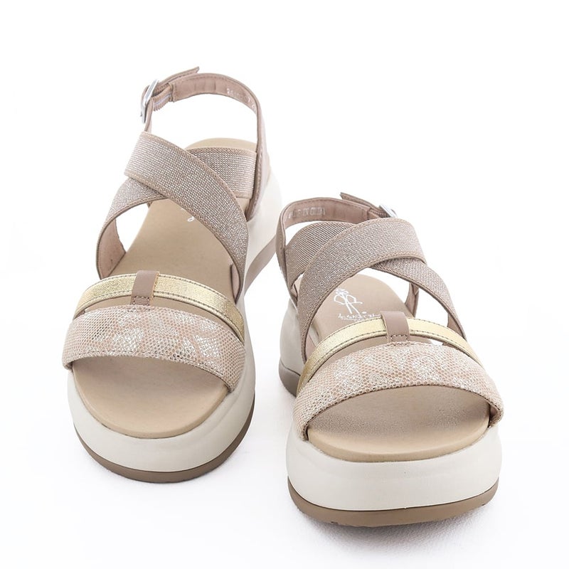 アニマルプリントやメタリックカラーなど、異素材の組み合わせが目を惹きます