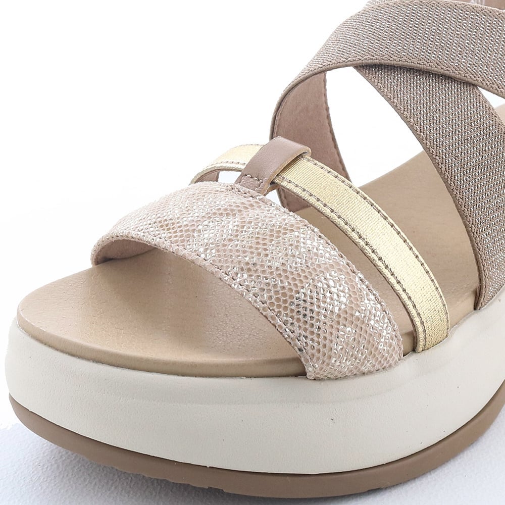 つま先のバンドはパデッド仕様。足あたりがソフトです