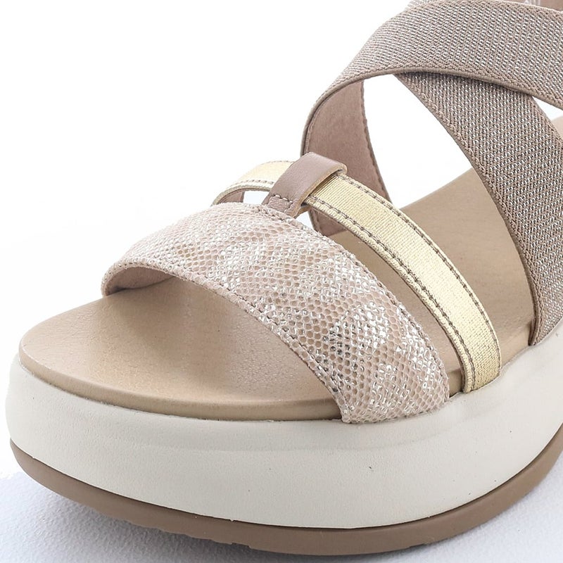 つま先のバンドはパデッド仕様。足あたりがソフトです