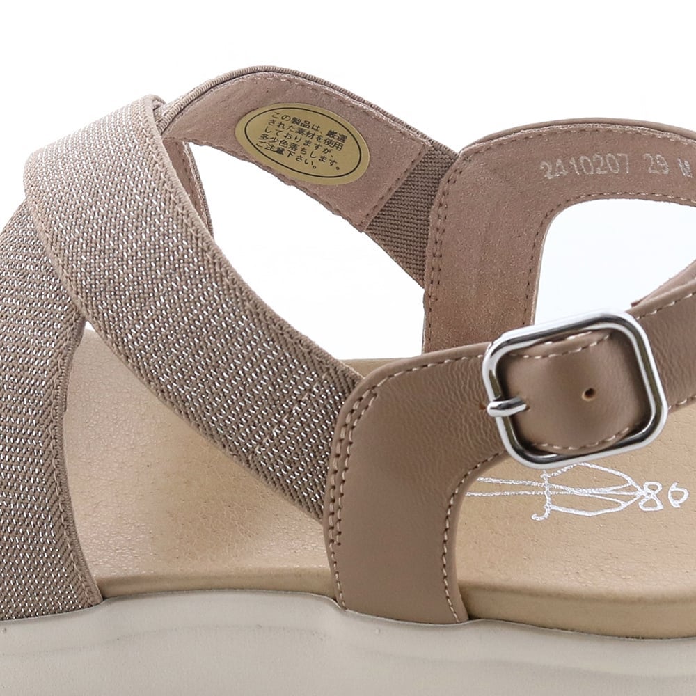 クロスベルトは両サイドがゴム仕様に。足入れがしやすくなっています