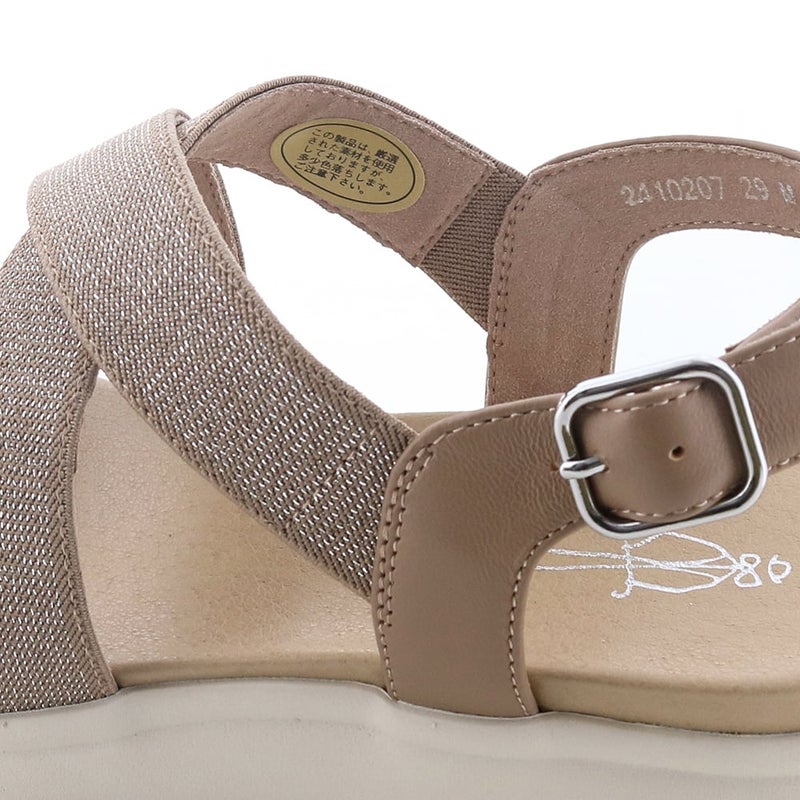 クロスベルトは両サイドがゴム仕様に。足入れがしやすくなっています