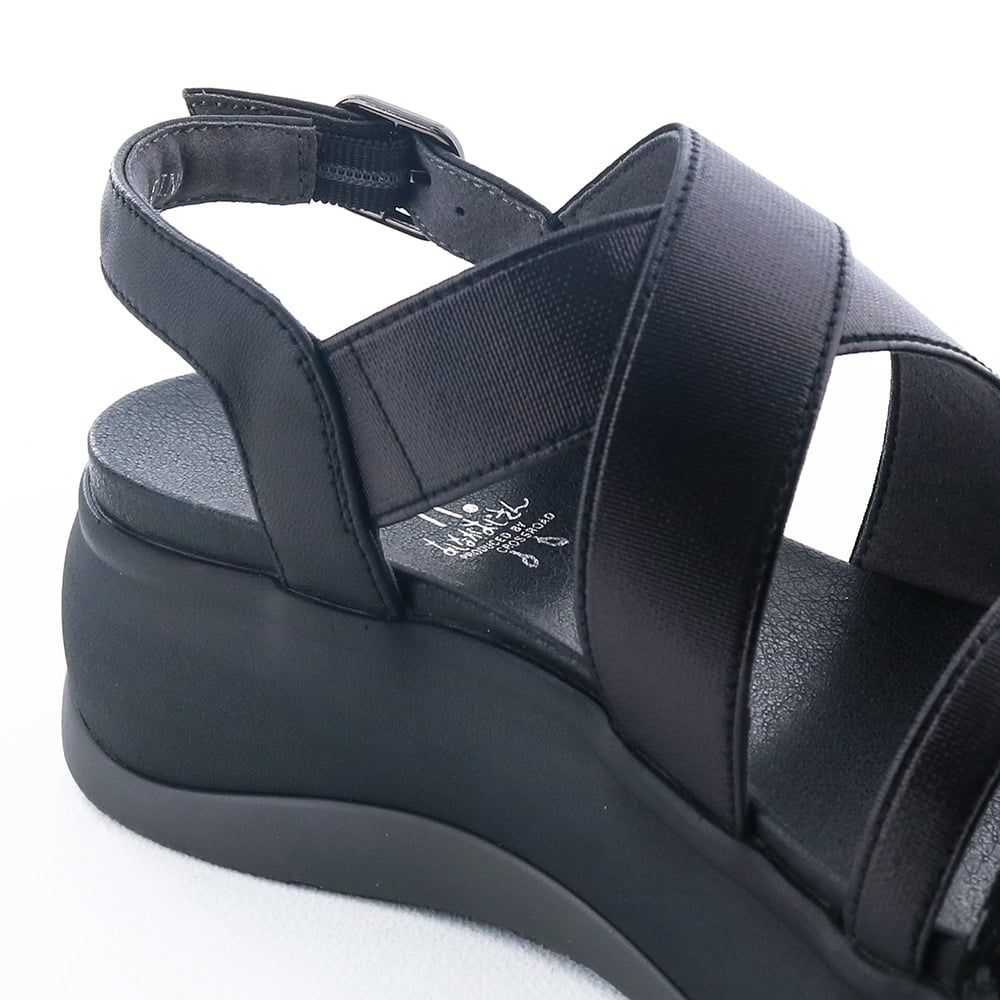 バックベルトは裏ゴム＆パデッド仕様。細部まで履き心地の良さにこだわりました