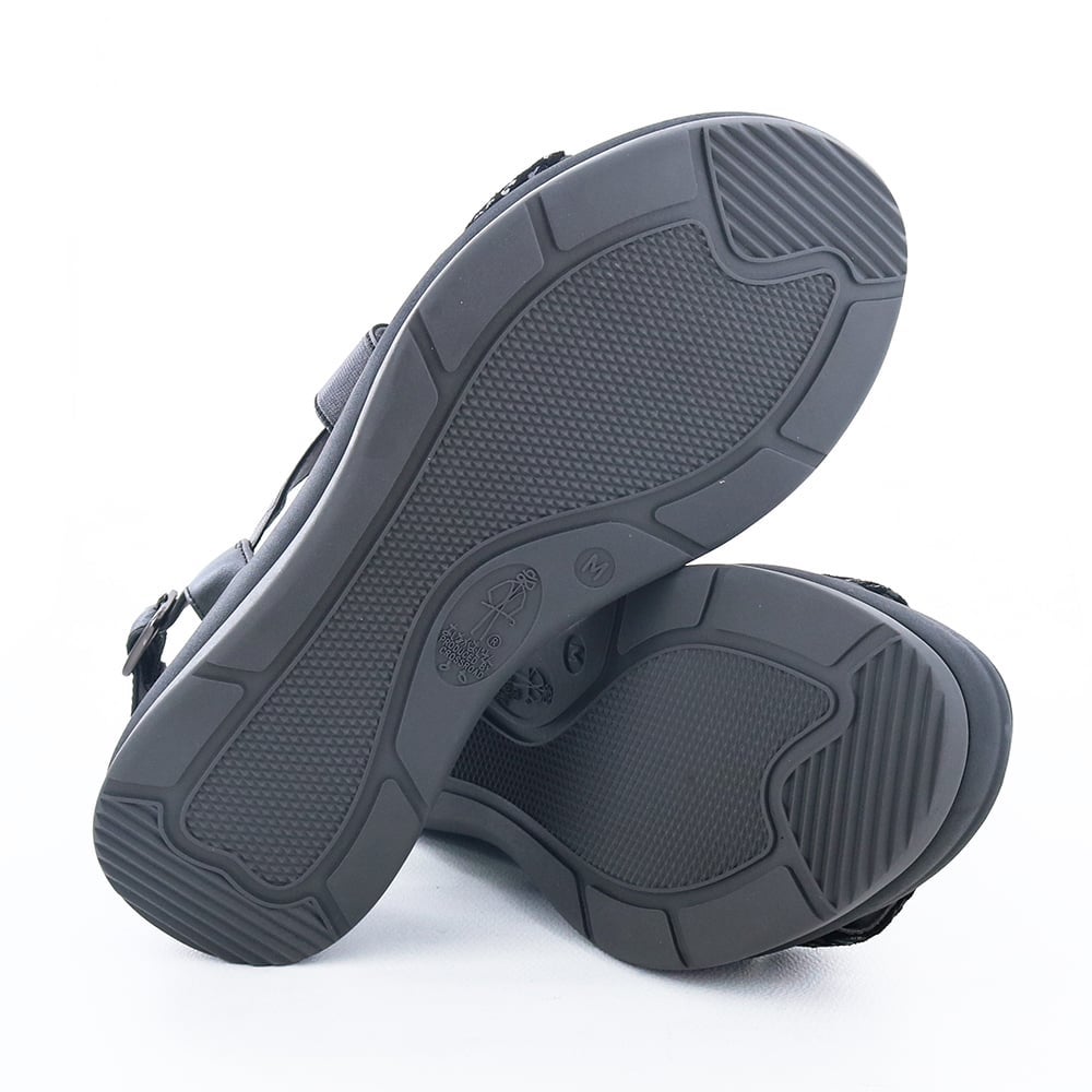 ソール全体に厚みがあり傾斜は1.0cmほどです