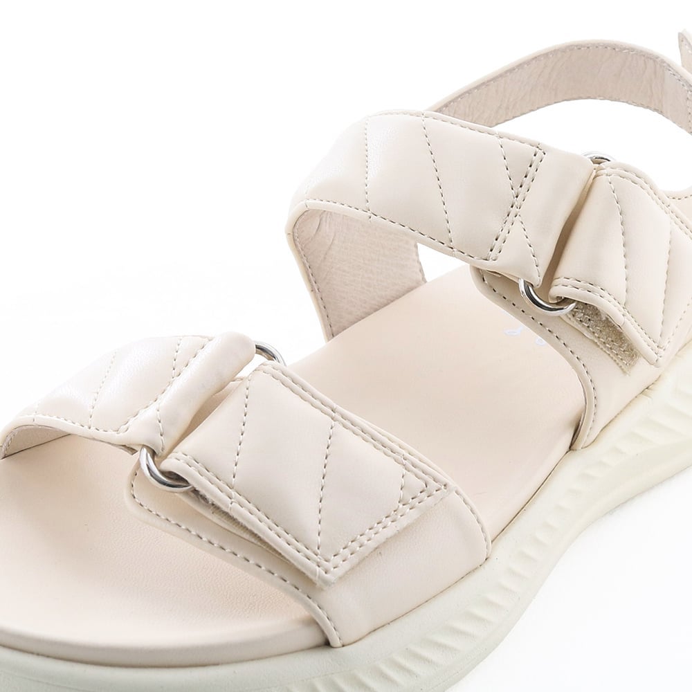 キルティングのようなパデッドアッパーが目を惹きます