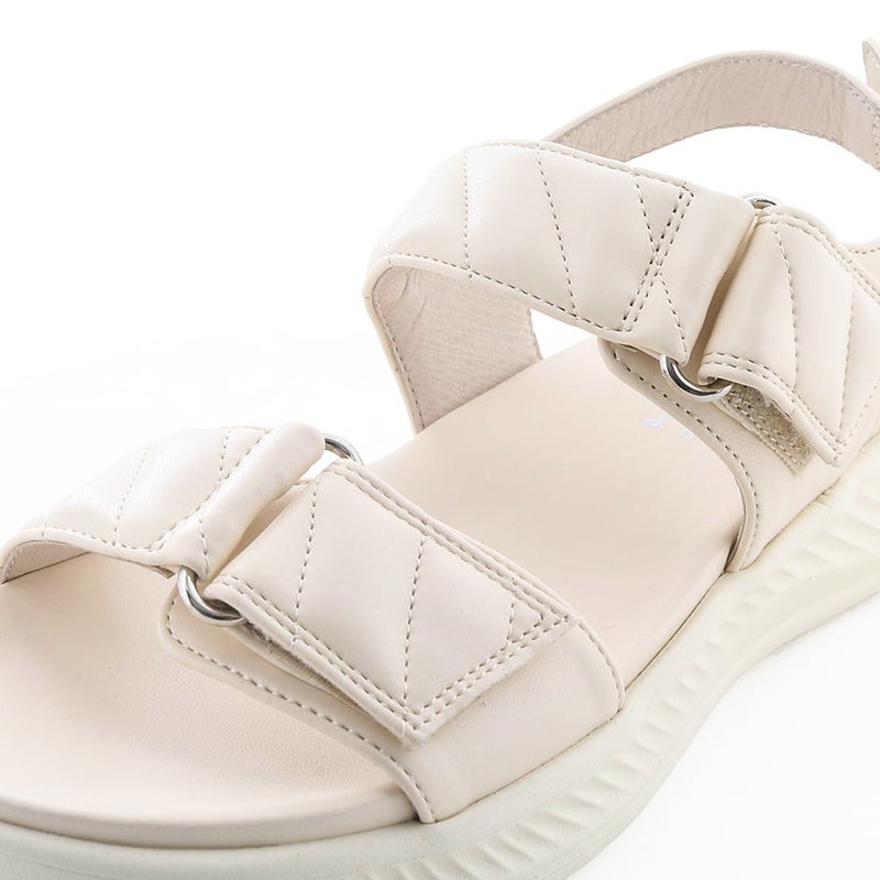 キルティングのようなパデッドアッパーが目を惹きます