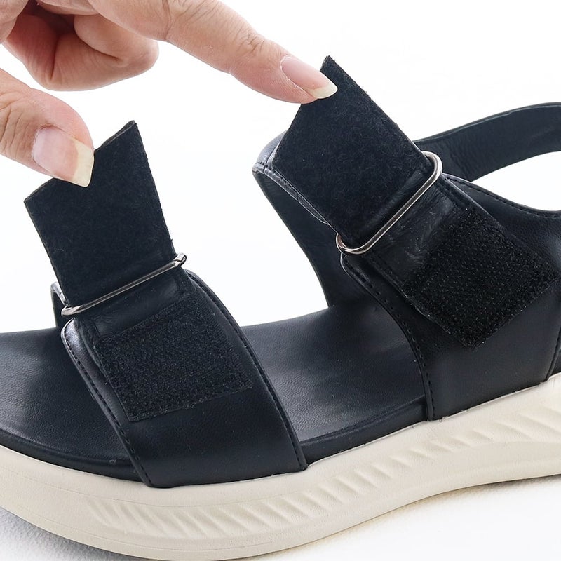 2本のベルトは面ファスナーで足に合わせて調節できます