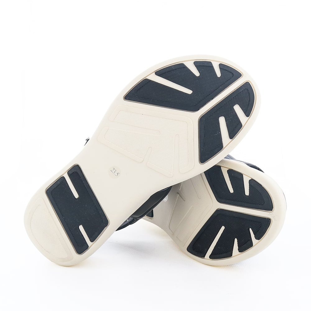 ソール全体に厚みがあり傾斜は1.5cmほどです