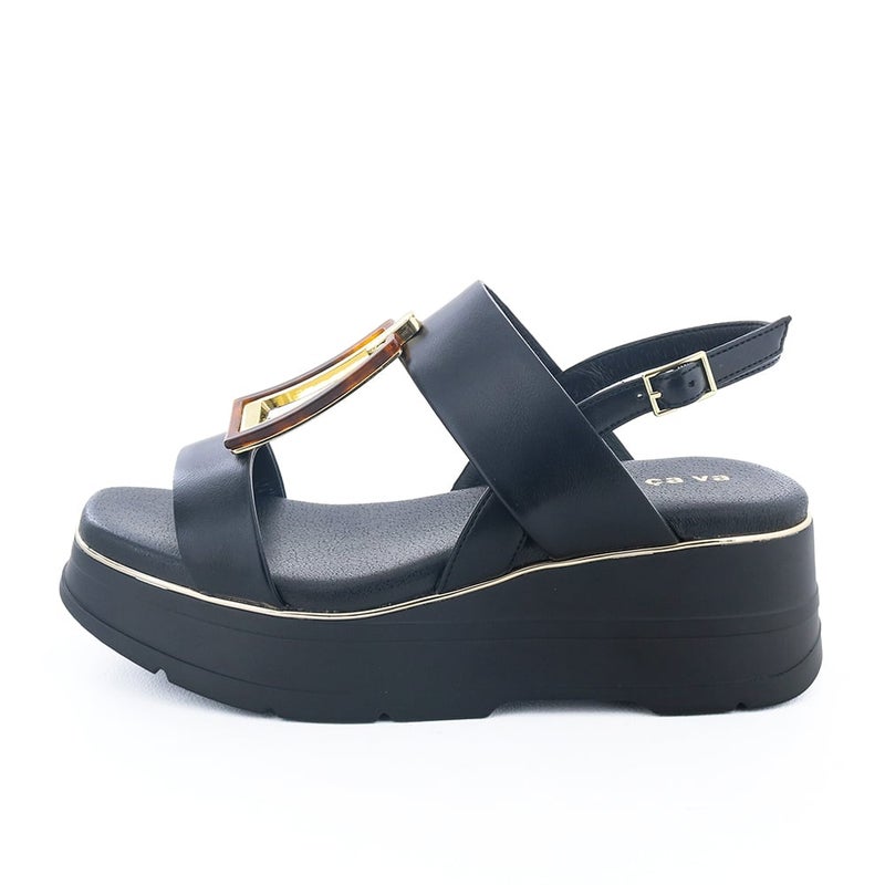 甲をマークする甲飾りが目を惹く厚底サンダル