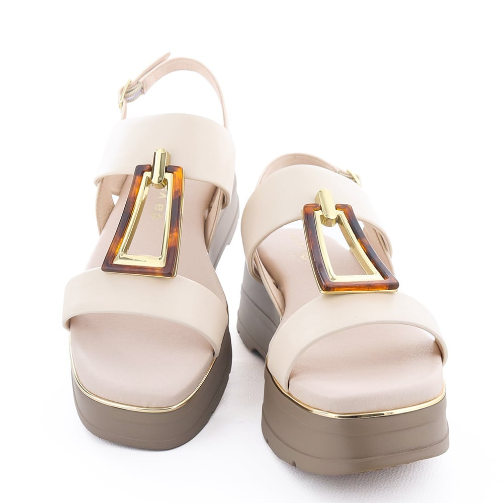 飾りはブランドオリジナルのデザイン。洗練された足元に