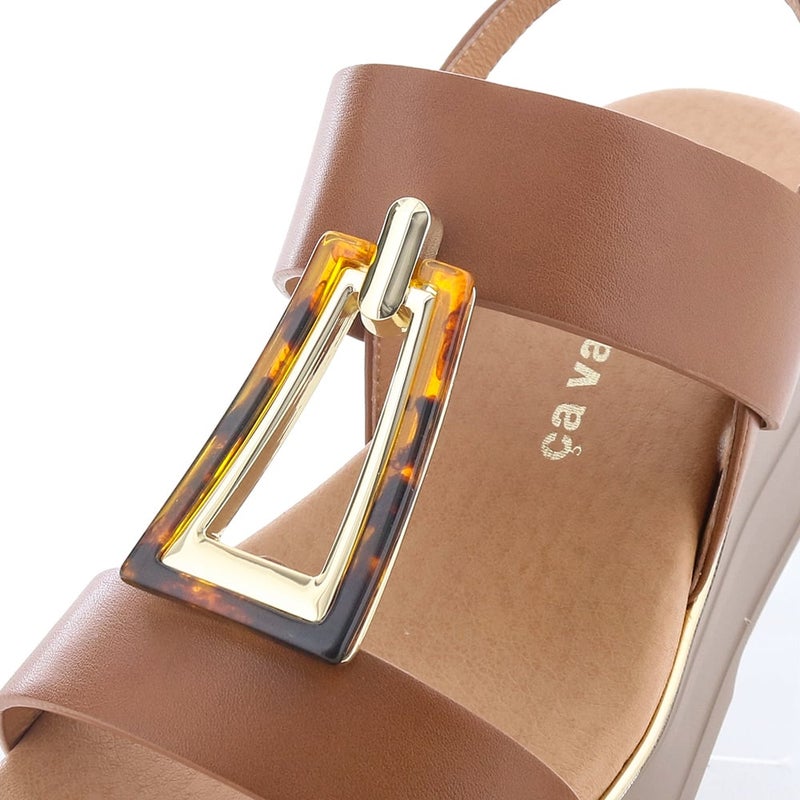 飾りはすっきりとした形にこだわることで、主張し過ぎず大人なムードに