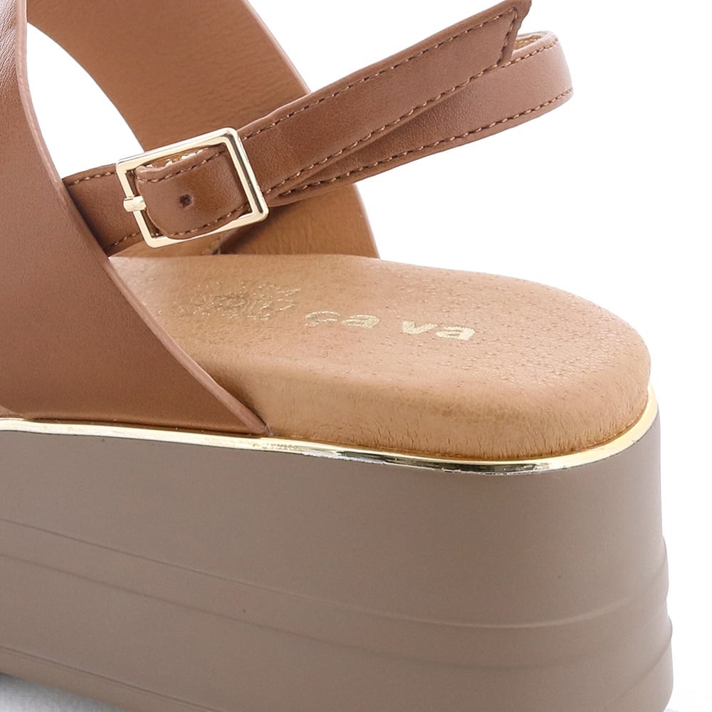 ソールにあしらったゴールドのラインもさり気ないポイントに