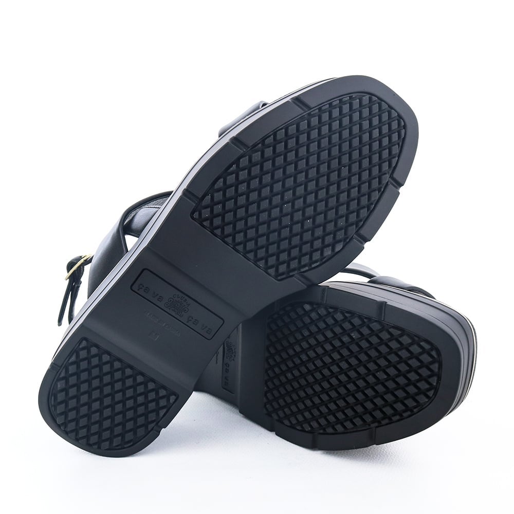 ソール全体に厚みがありヒール傾斜は2.5cmほど