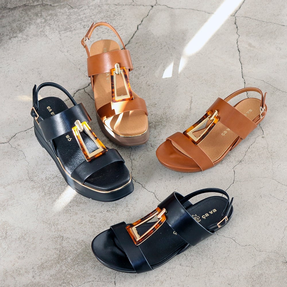 同じ飾りを使用したウエッジサンダルもあります