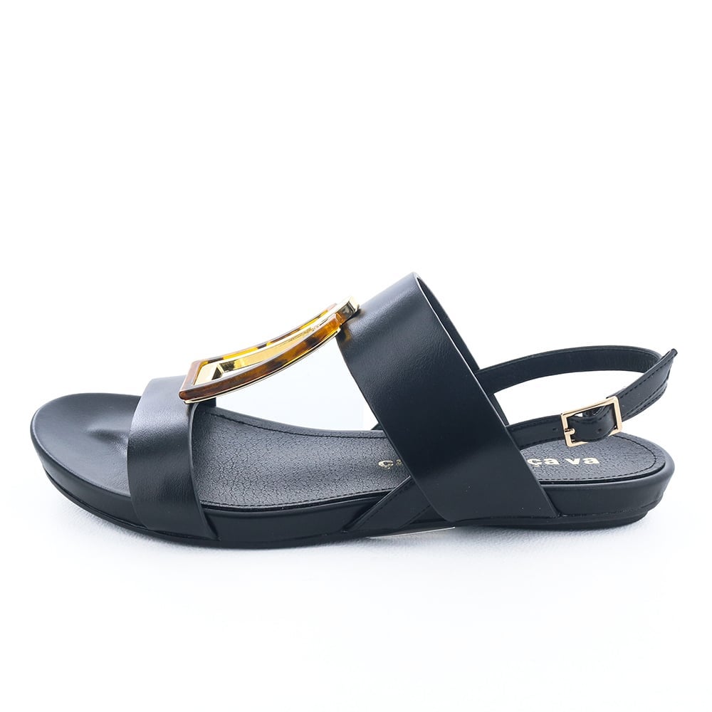 甲をマークする飾りが目を惹くフットベッドサンダル