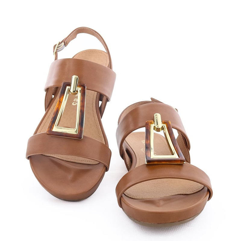 ワントーンでまとめたほんのりモードなルックスで洗練された足元に