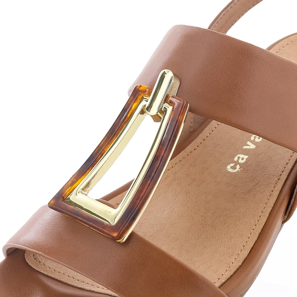 飾りはすっきりした形にこだわることで、主張し過ぎず大人なムードに