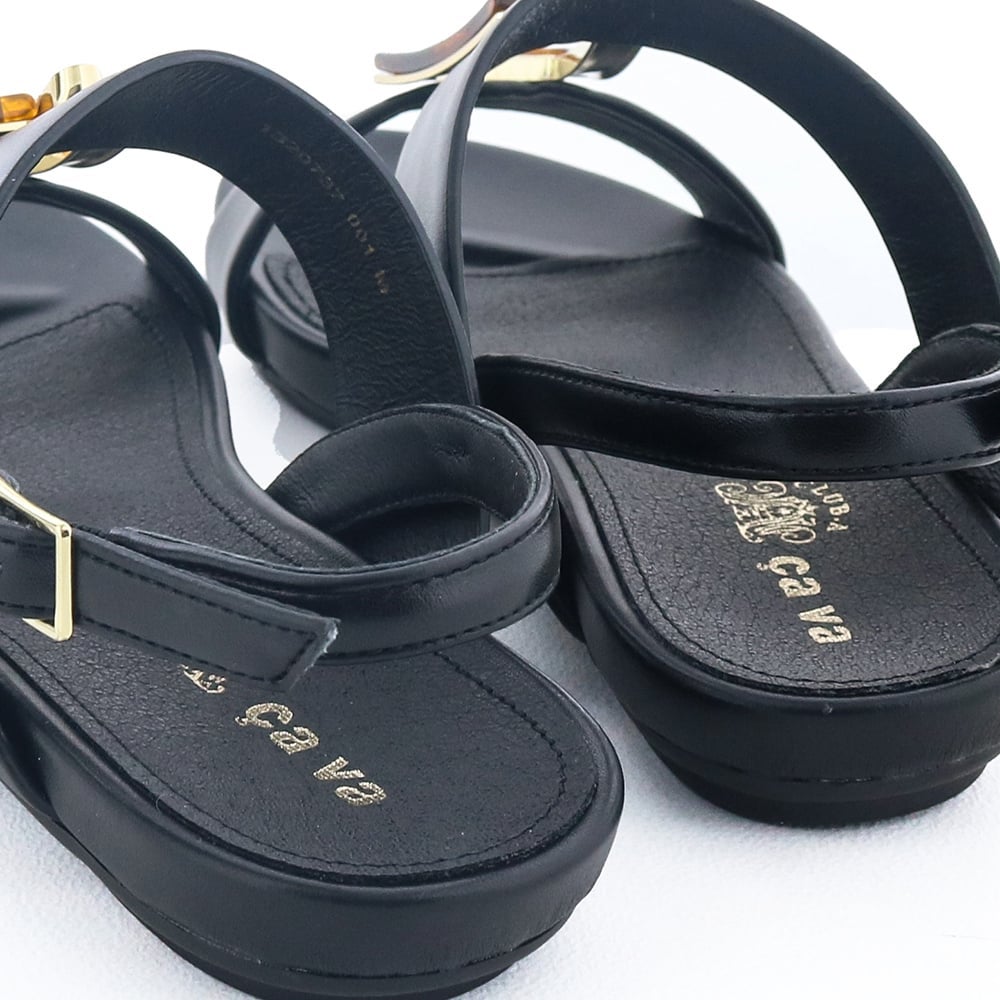 足裏に沿うフットベッドで吸い付くような履き心地です