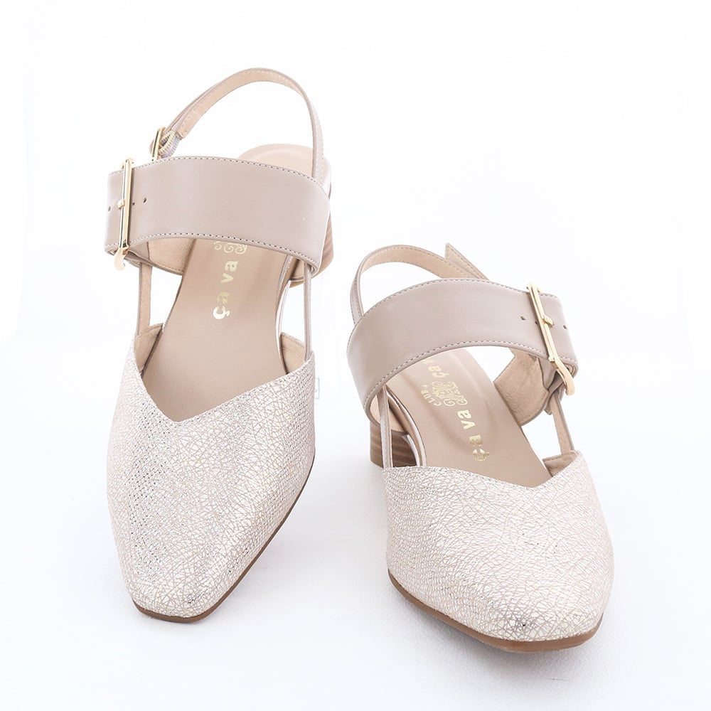 アシンメトリーなVカットで足元がきれい見えする一足です