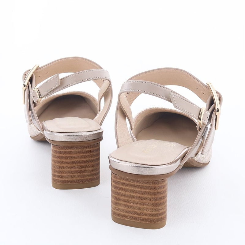 バックレスデザインで抜け感があり、サンダル代わりにも