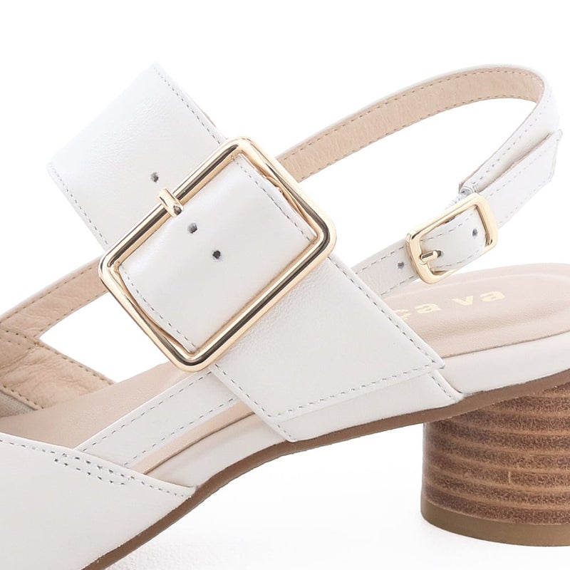 太めの甲ベルトと大きめのバックルがデザインのアクセントに