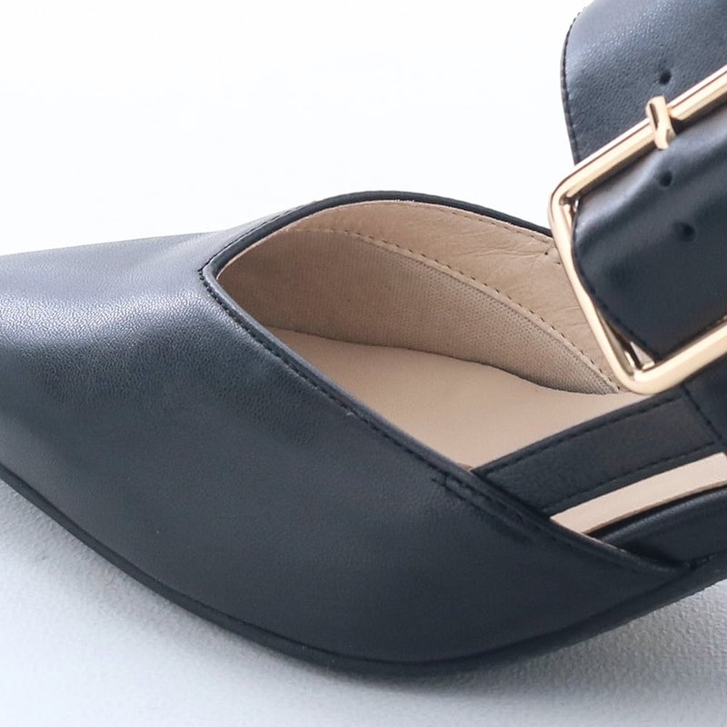 指先はソフトなスポンジ生地で包まれる履き心地