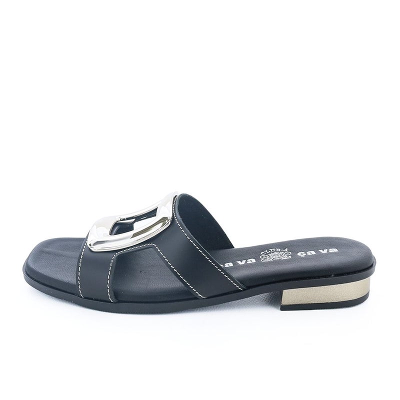 するっと履ける気軽さが魅力のスライドサンダル