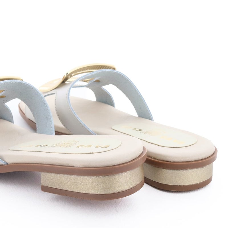 ヒールにもメタリックで塗装し、後ろ姿もぬかりなく