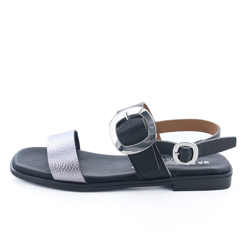 エッジの効いた配色でほんのりモードなフラットサンダル