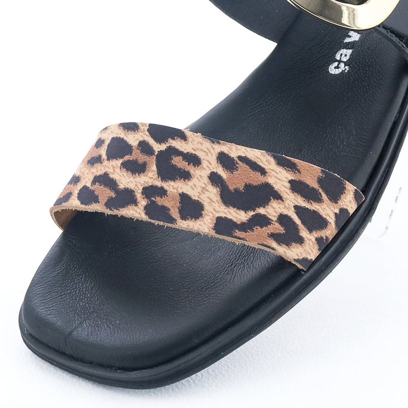 アニマルプリントが目を惹くレオパード