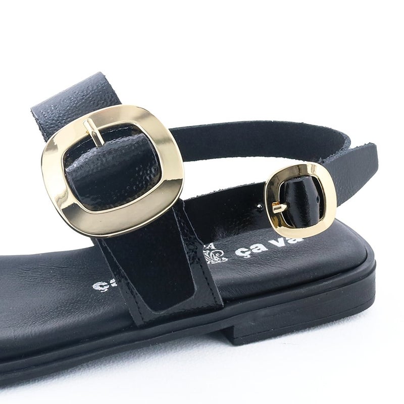 キラリと輝く大小２つのメタルバックルで高見えします