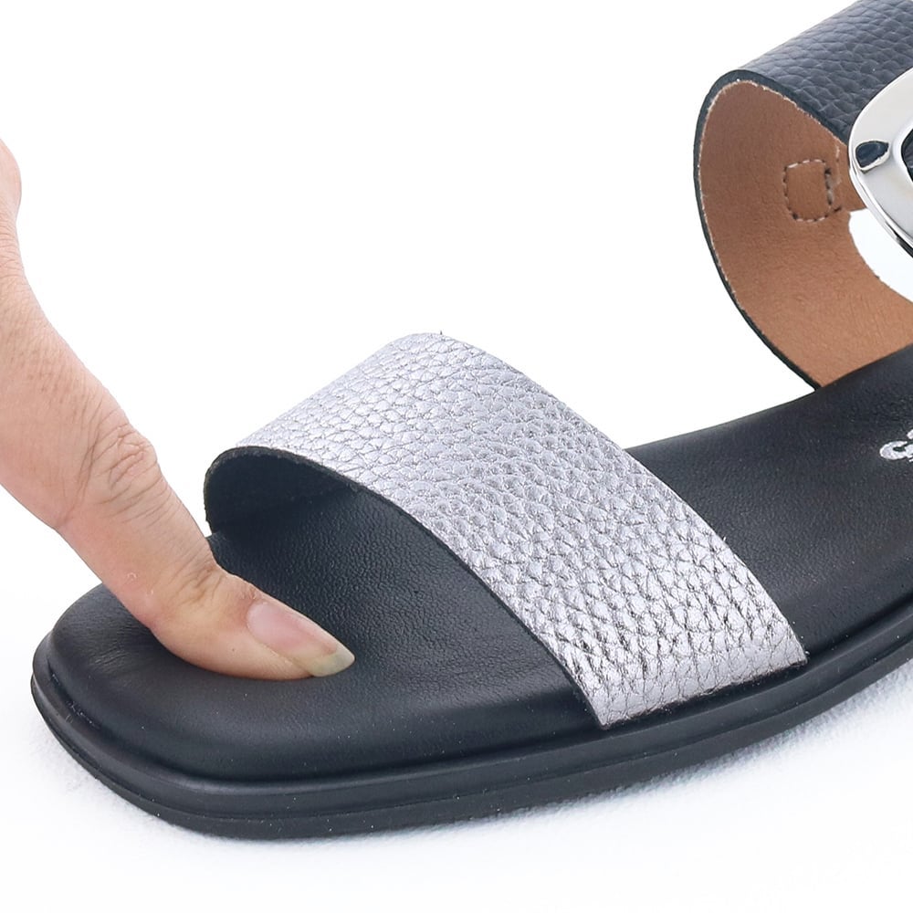 ふかふかのクッションインソールでフラットでも足裏が痛くなりにくい仕様