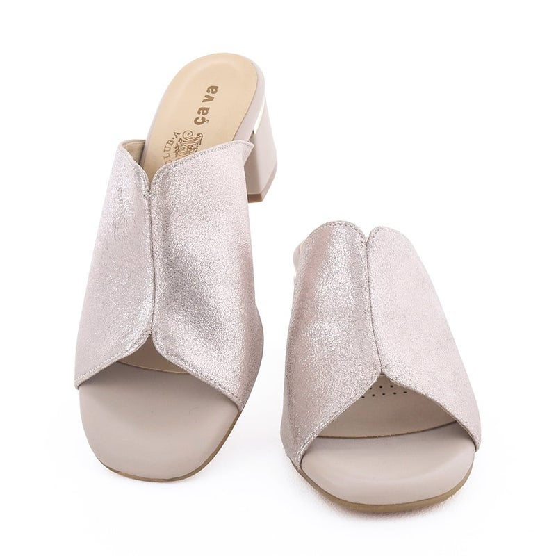 2026SSはセンターシームとVカットデザインで足元がきれい見えするデザイン