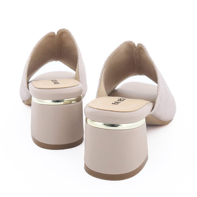 後姿のアクセントになるヒールのメタルパーツもポイントです