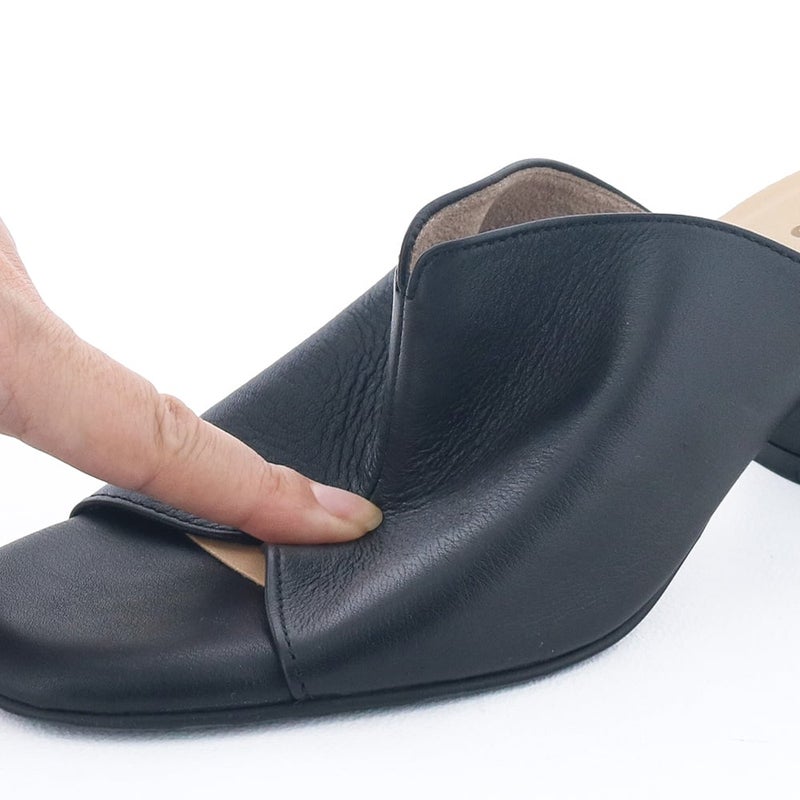 ソフトレザーで優しく包まれる履き心地です