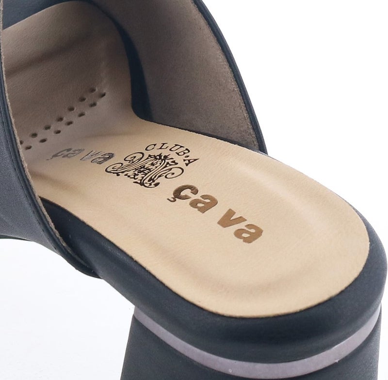 スポンジやクッションを効かせ、足が痛くならないように工夫しています