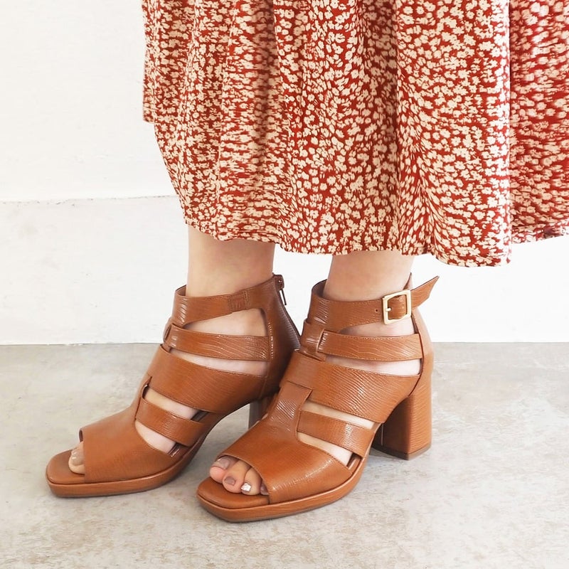 ライトブラウン