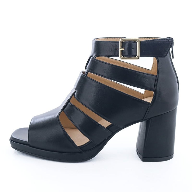 サヴァサヴァで人気の底周りを使用したグラディエーターサンダル