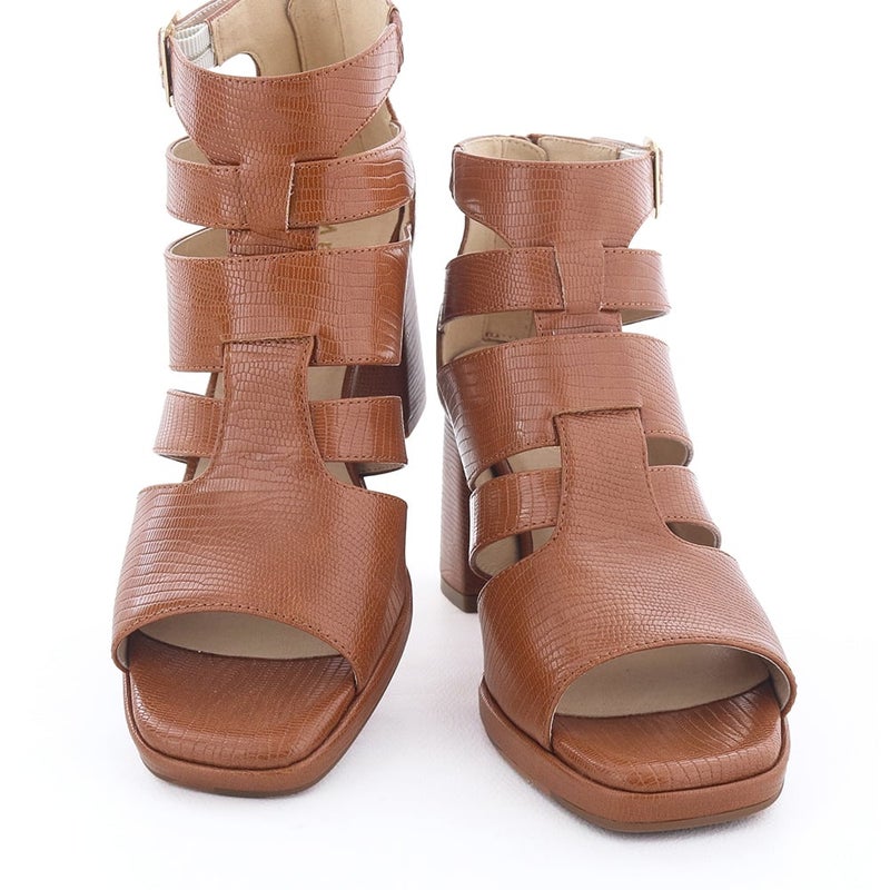 適度な肌見せが抜け感となりスタイリングのポイントに