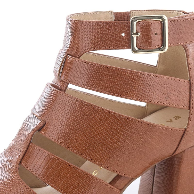 ライトブラウンはリザードの型押し素材を使用し、リッチな印象に